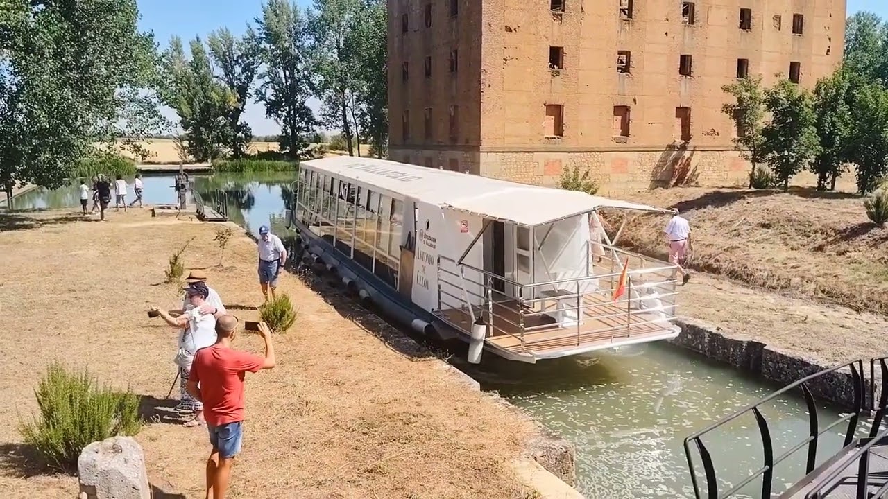 Barco, maniobra en la 7° esclusa Canal de Castilla.
