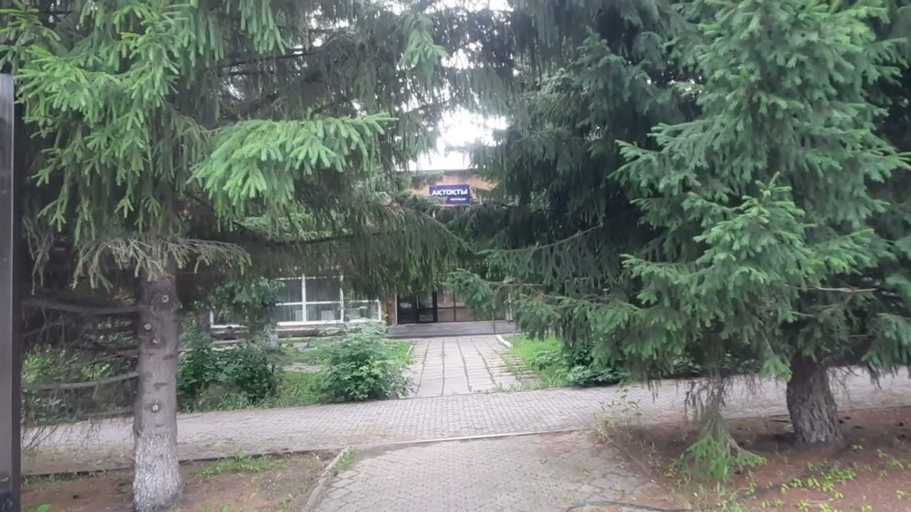 Площадь около парка. Казахстан. село Саумалколь (Володарское)