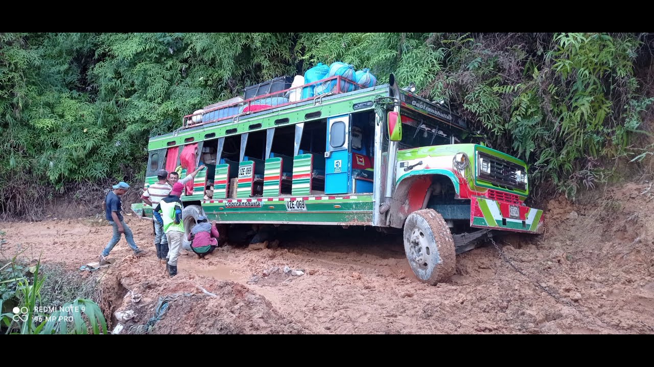 Chiva Mixto o bus escalera transporte tradicional de los campos colombianos