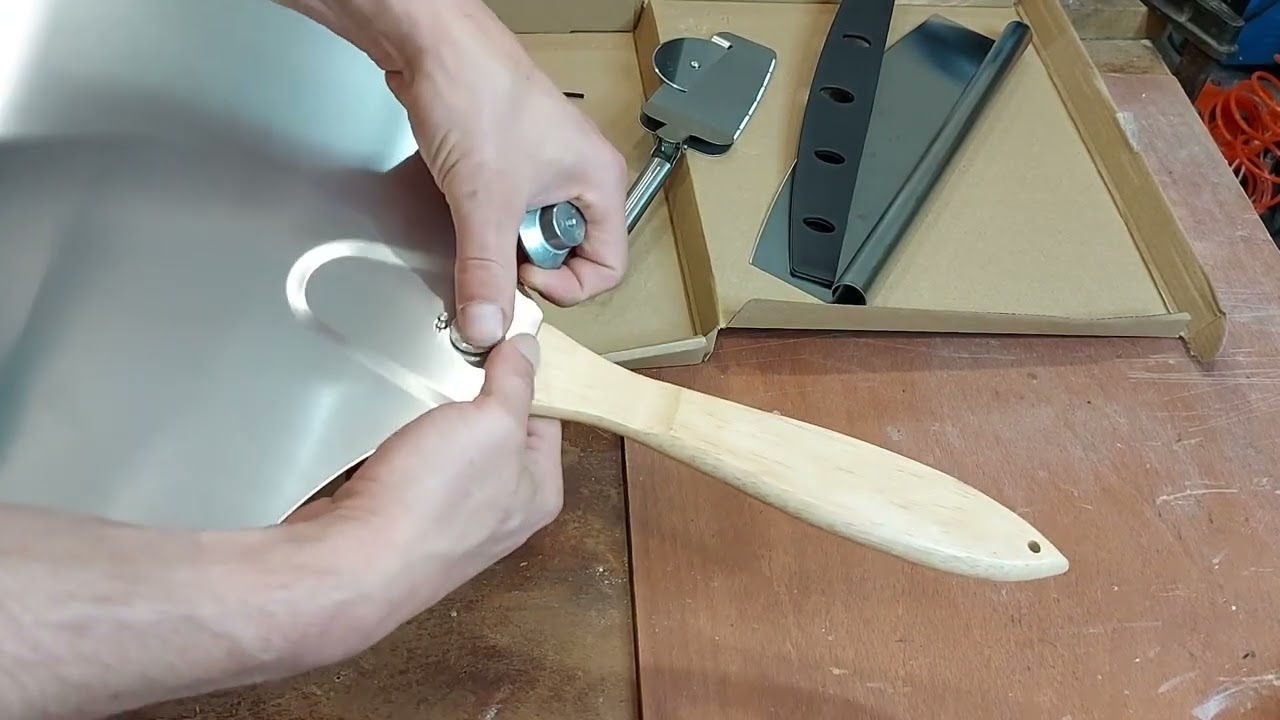 Eirdary Pizzaschieber, Aluminium Pizzaschaufel, Der Metallstift war lose, sonst super ! ! !