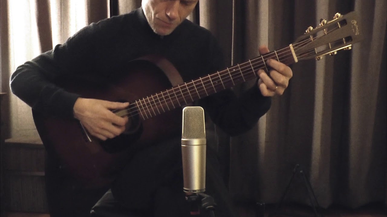 Martin plays a Martin 000-17 SM - First Snow
