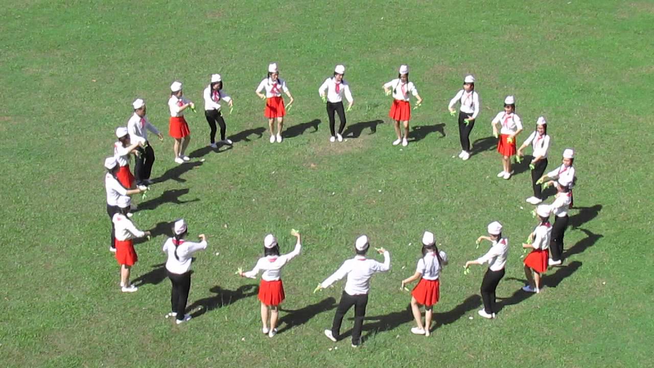 Múa tập thể Khăn quàng thắm mãi vai em - 11STH2