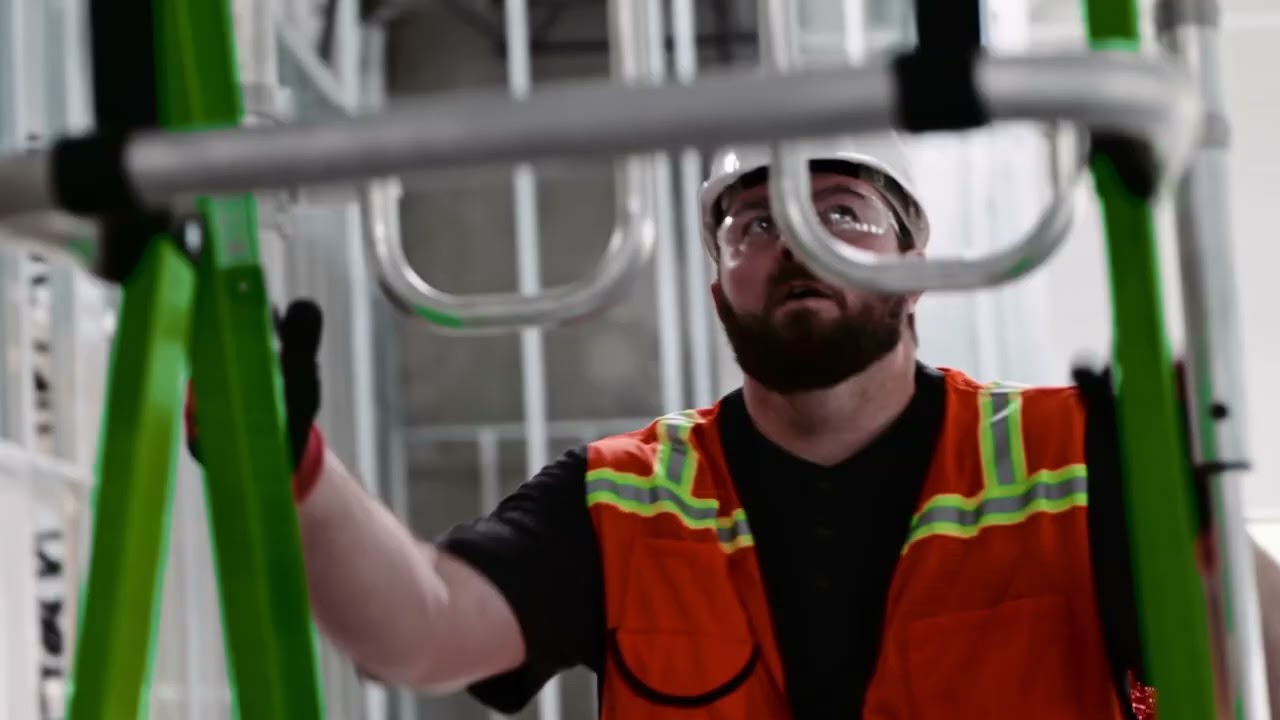 Safety Cage 2.0 &ndash; Die sichere Podestleiter aus Fiberglas von Little Giant