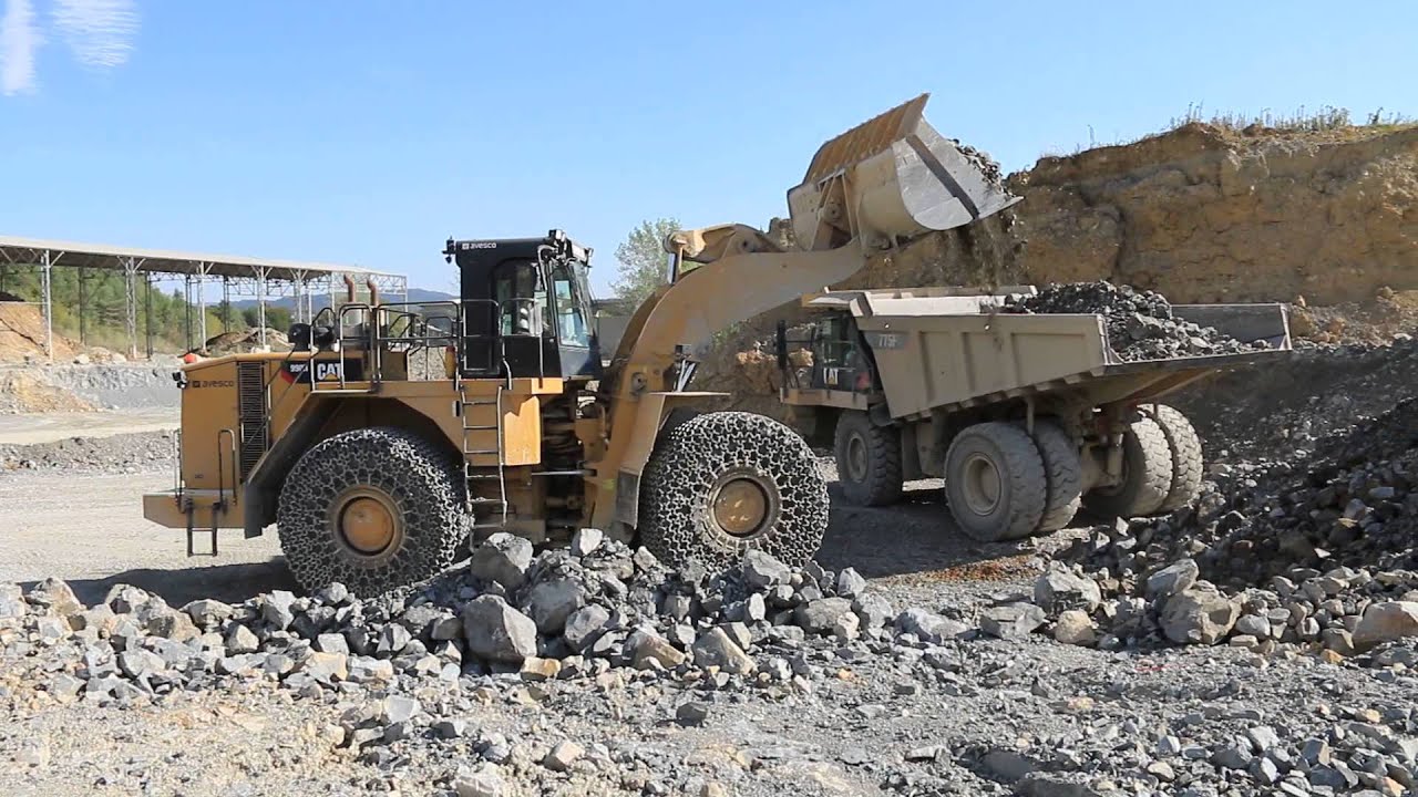 Caterpillar 990 H loading Caterpillar 775F