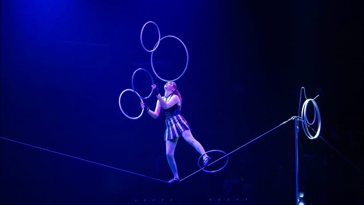 Ameli Bilyk. Slack wire act