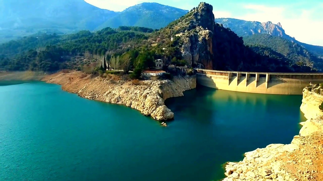 Volando sobre la presa del Pantano del Quiebrajano