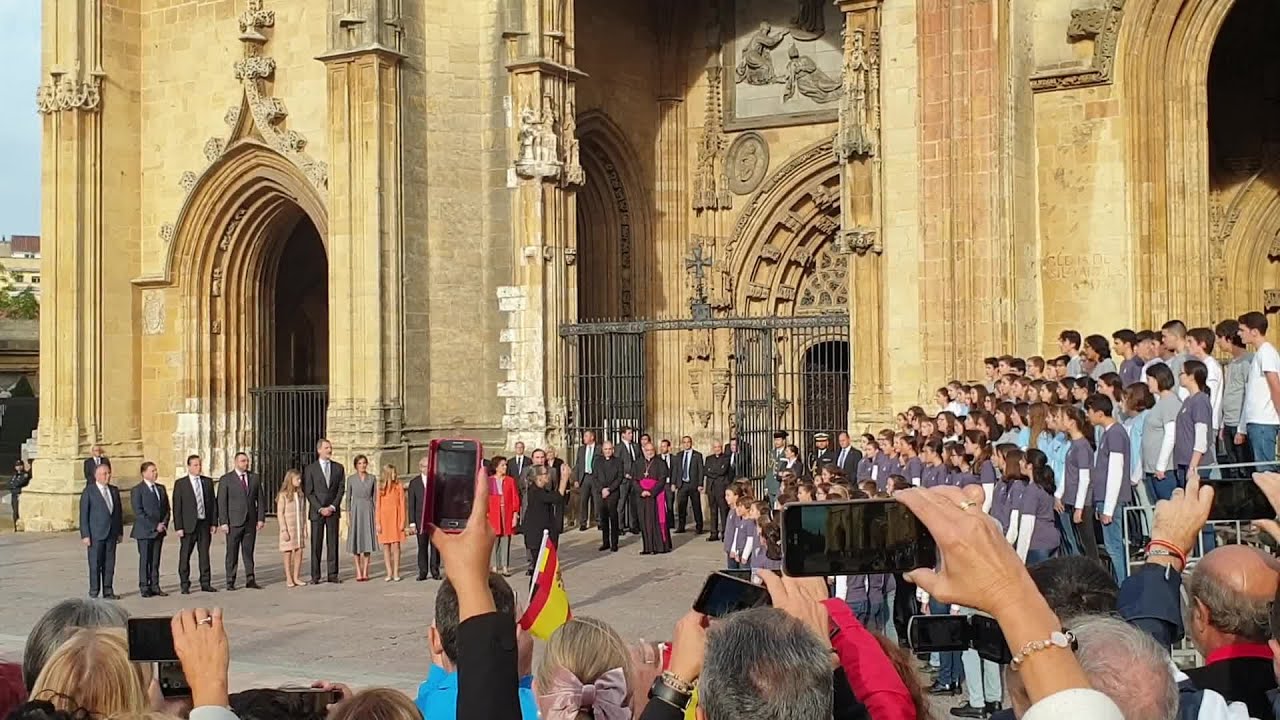 La Familia Real y autoridades escuchan al Coro de la Fundación interpretar el Himno de Asturias