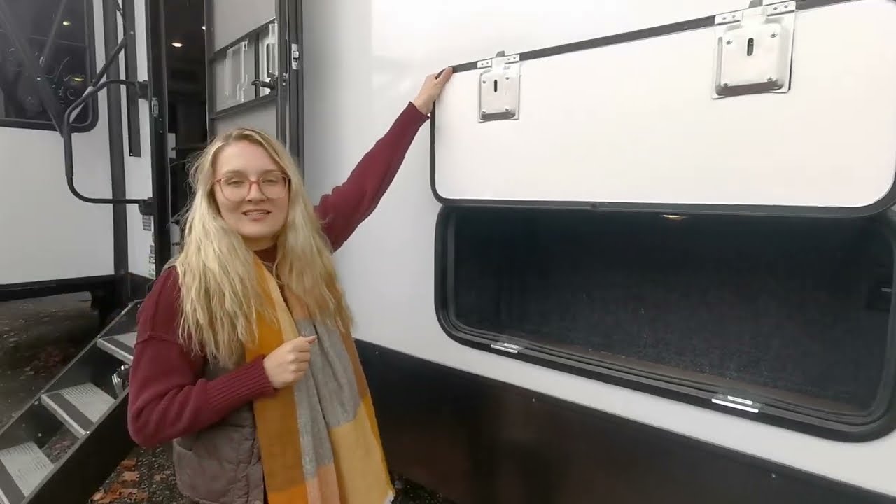 2022 East to West 5th Wheel TANDARA 386MB-OK (Mid-Bunk Room, Opposing Slides, Camp Kitchen)