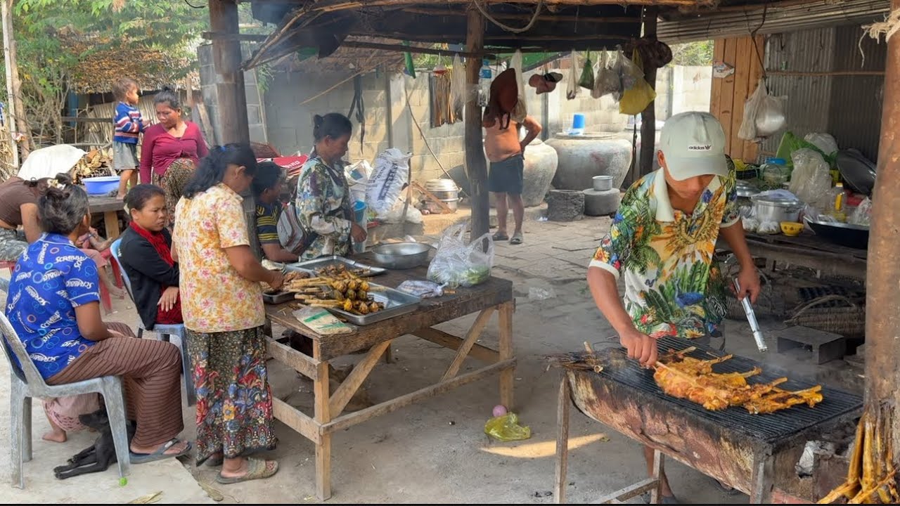 អ្នក​ទិញ​អង្គុយចាំអ្នកលក់/ Customers Are Waiting For The Foods in Countryside, Cambodia 