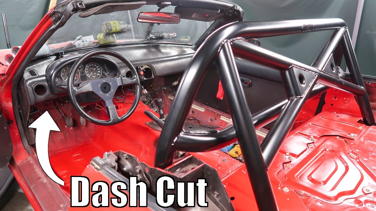 Der Look des Innenraum wird komplett verändert. Dash Cut und Überrollbügel | Driftmiata