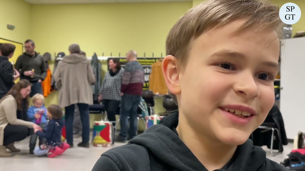 Luca haut die Trommel. Mit 8 Jahren im Fanfarenzug der Bärenfanger aus Unterkochen.