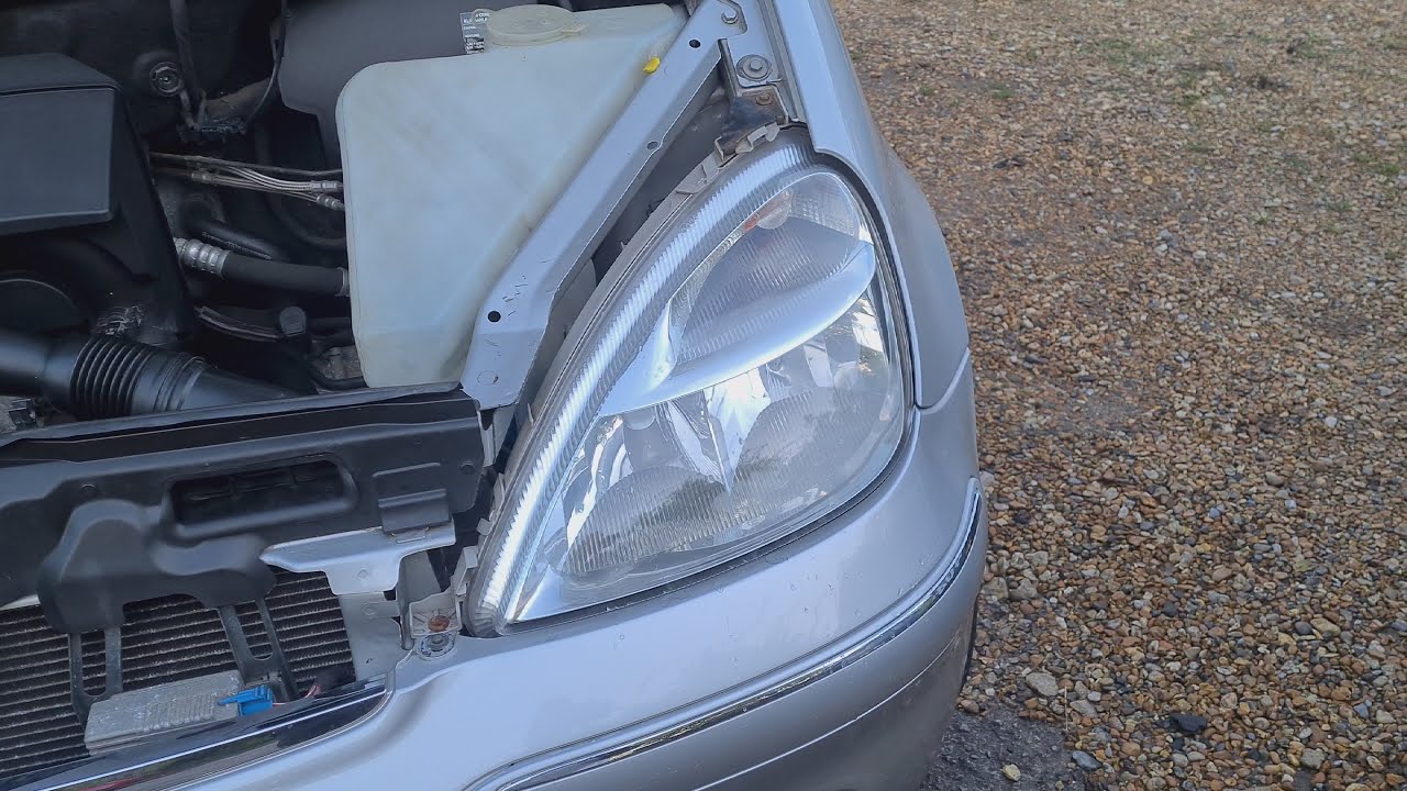 How To Remove A Headlight On A MK1 Mercedes A Class W168 1997 - 2004 🙄