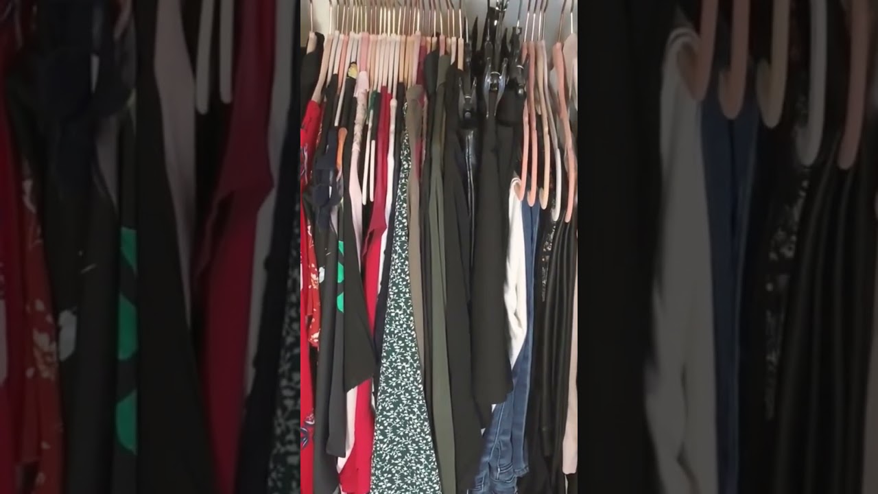 Armadio Minimalista: &egrave; facile crearlo? #minimalismo #capsulewardrobe #shorts