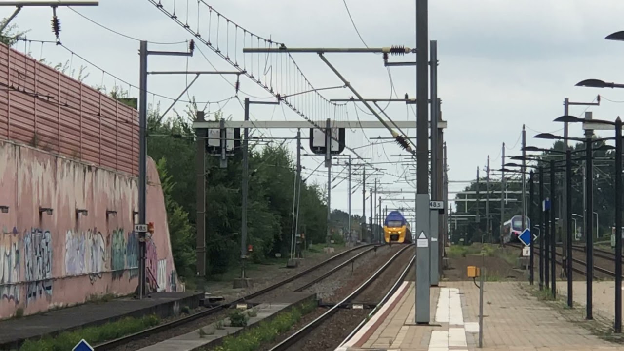 NS VIRMm-2/3 9528 komt met toeter door station Best