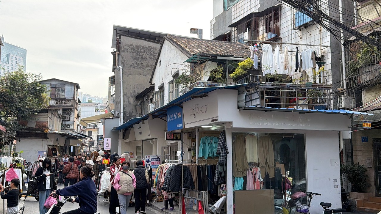 作为全国乃至全世界的服装批发中心，广州这个春节彻底出圈了，各大批发老街全都人山人海！这次来广州海珠区昌岗中路的服装批发街，没想到依然震撼  #chinatravel  #guangzhou city