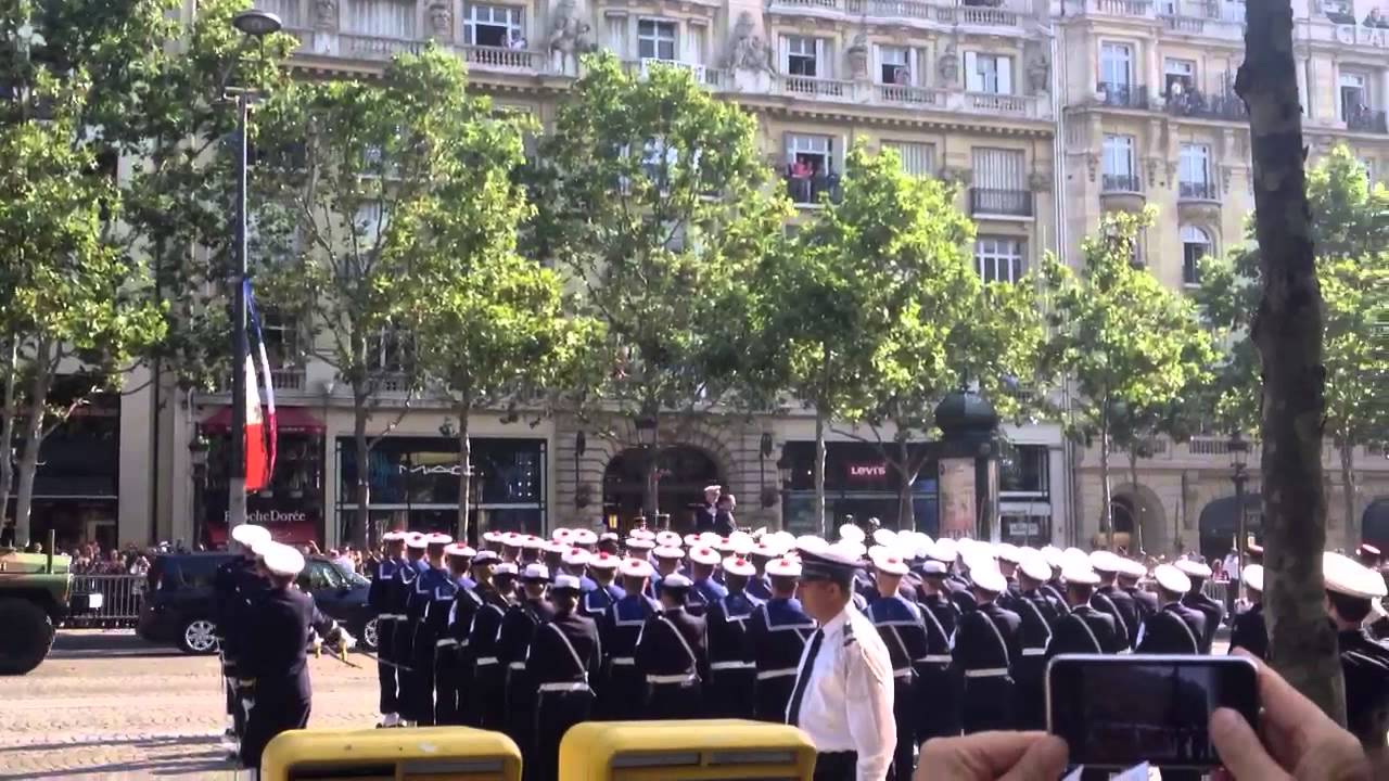 Fran&ccedil;ois Hollande copieusement siffl&eacute; et hu&eacute; le 14 juillet 2013 (HD)