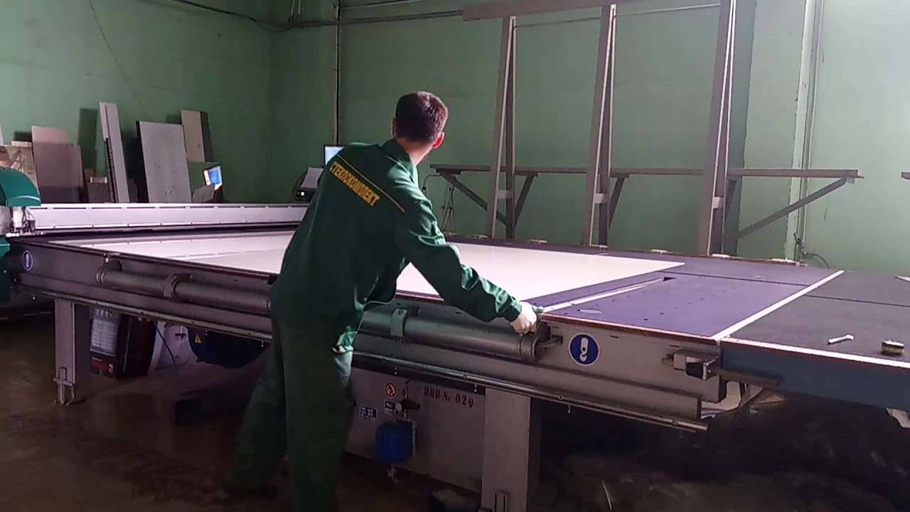 Резка стекла и зеркал на автоматическом столе резки