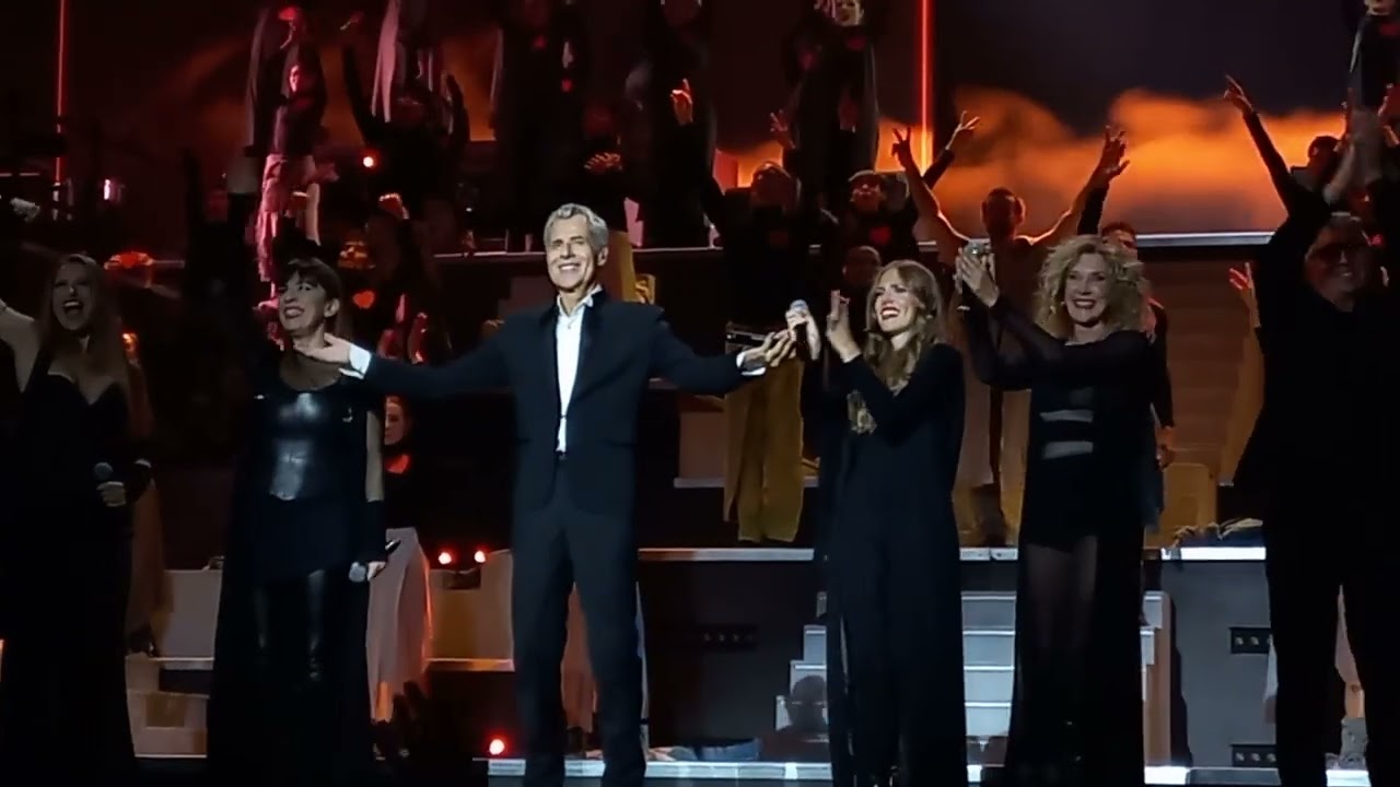 Claudio Baglioni commosso saluta e ringrazia. Finale ultimo concerto Arena di Verona A tutto cuore