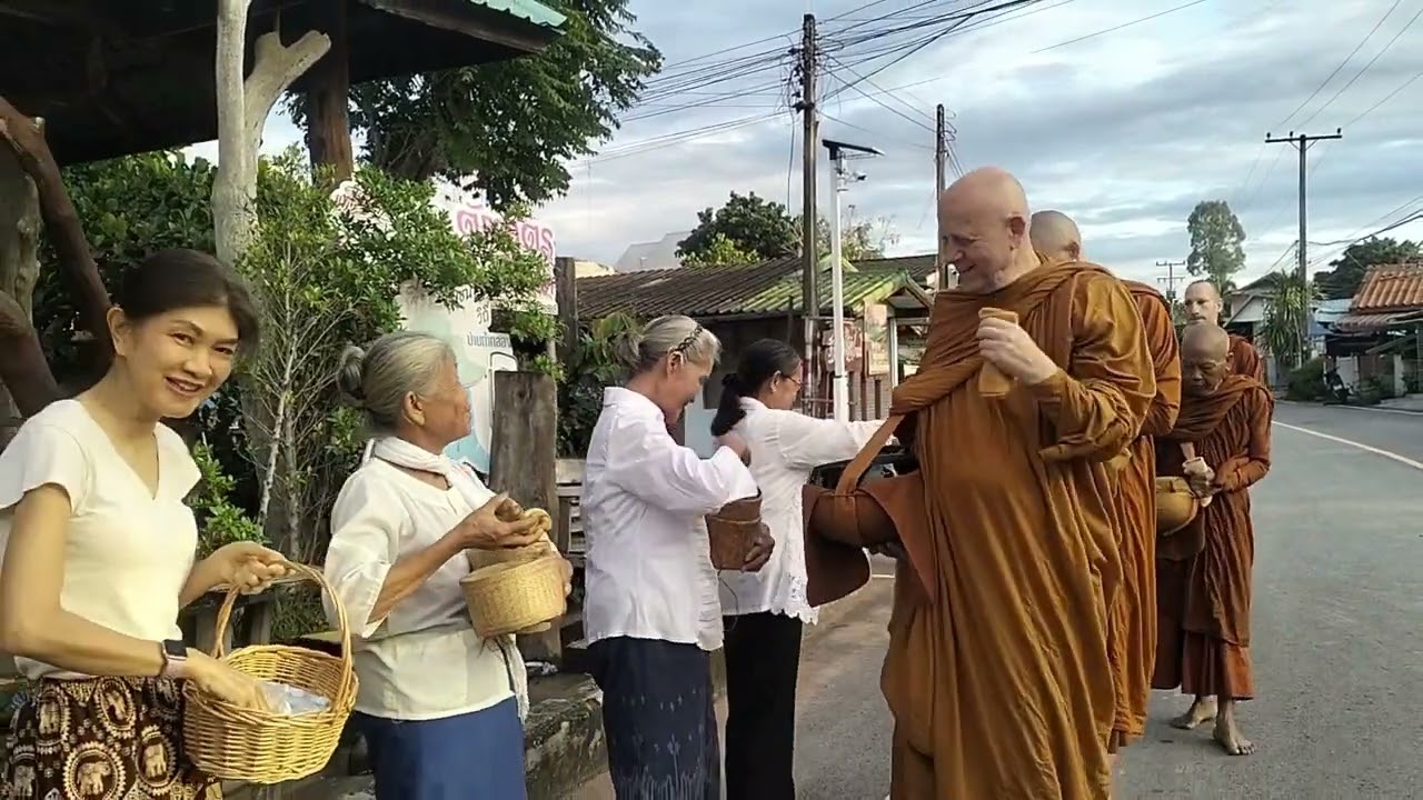 พระฝรั่ง ชาวต่างชาติ พระอาจารย์มาร์ติน ปิยธัมโม ออกรับบิณฑบาต 15-06-2568 #วัดภูฆ้องทอง