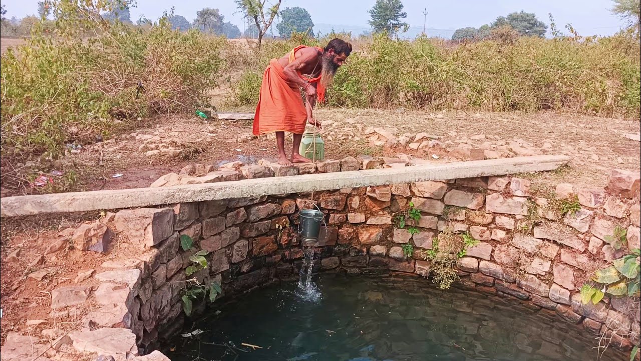 कुटिया में अन्य का दाना नहीं कूप से धन निकालते संत नर्मदा खंड से वापस आए संत