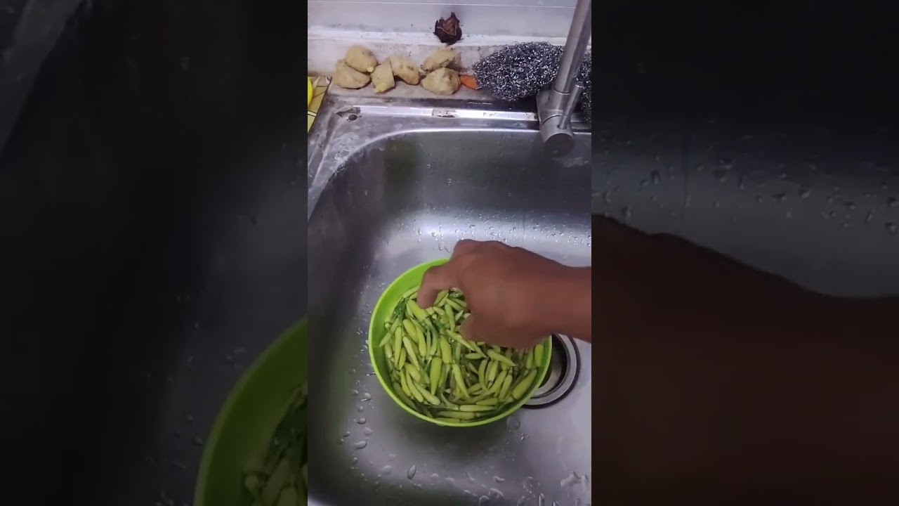 Ambil buah cabi muda masak campur cecalok, 