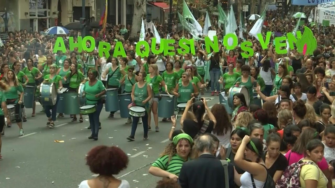 Multitudinaria marcha de mujeres por aborto legal y contra feminicidios en Argentina | AFP