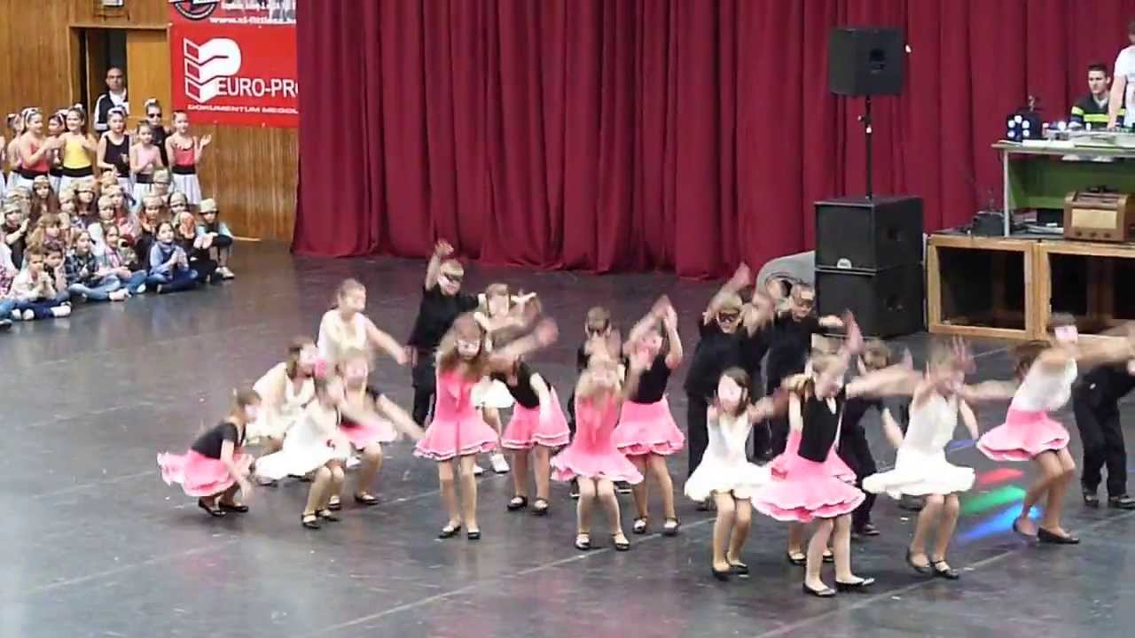 Farsangi előadás, 2/A osztály