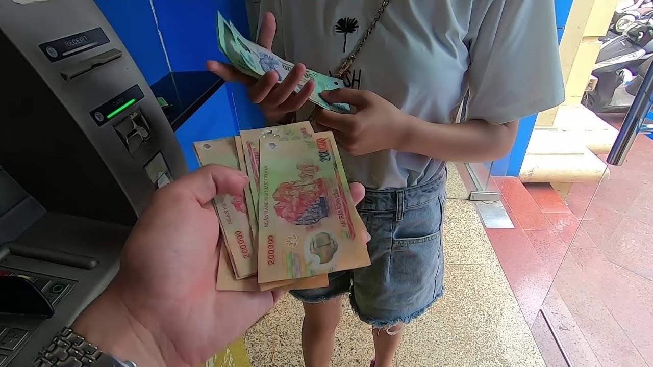 去越南一星期不到钱就用光了，拿中国银行卡去两家银行取了400万【大头小头去旅行】