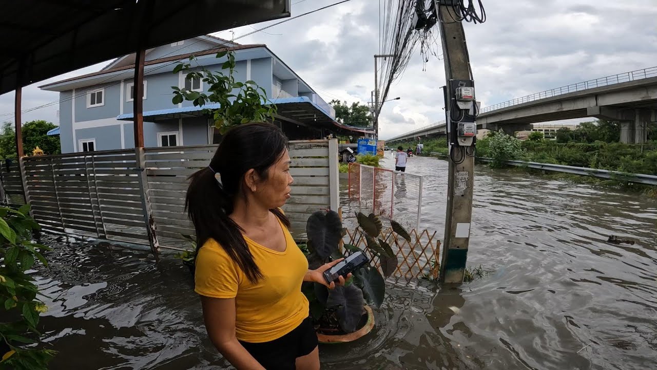 Sasi May's shop gets destroyed. Flooding in Hua Hin