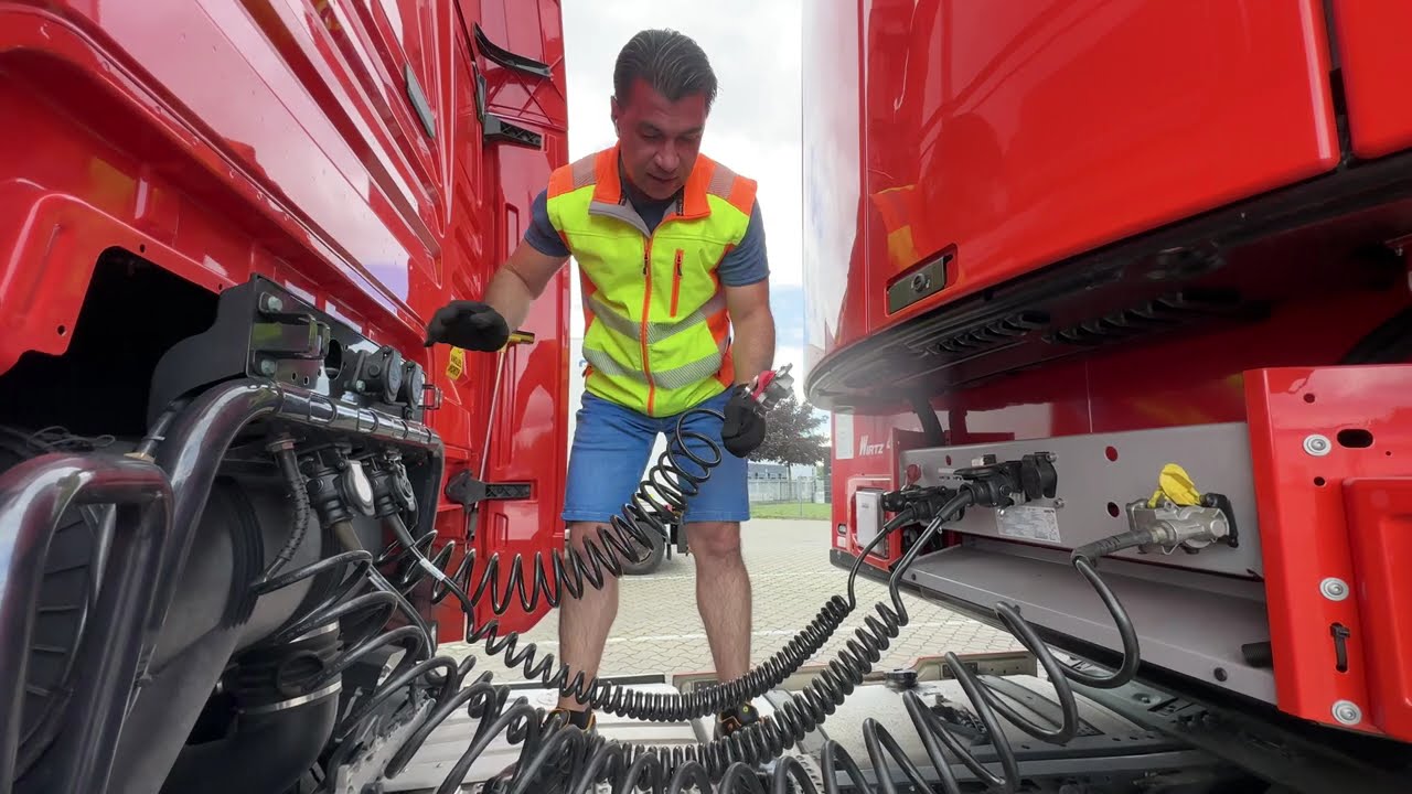 Truck Vlog 05 -Cuplarea si decuplarea semiremorcii de camion!Coupling and uncoupling the trailer.