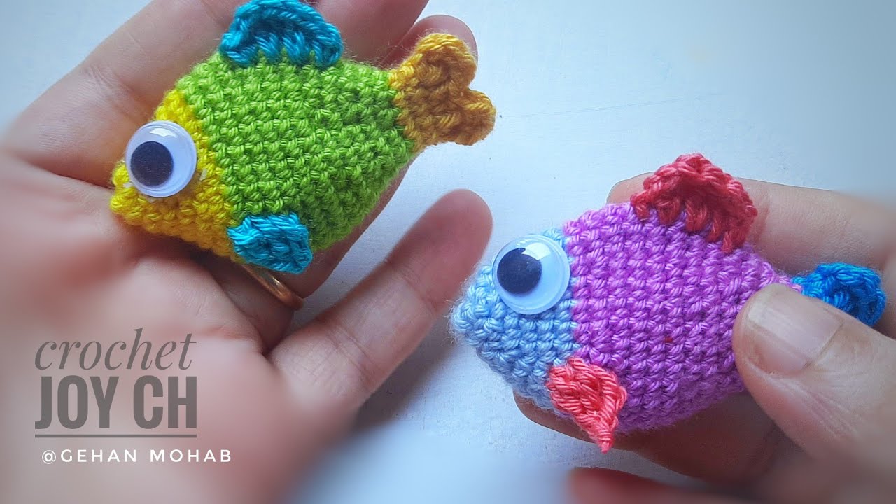 كروشية..طريقة عمل ميدالية على شكل سمكة بألوان مبهجة ..  how to Crochet fish key chain
