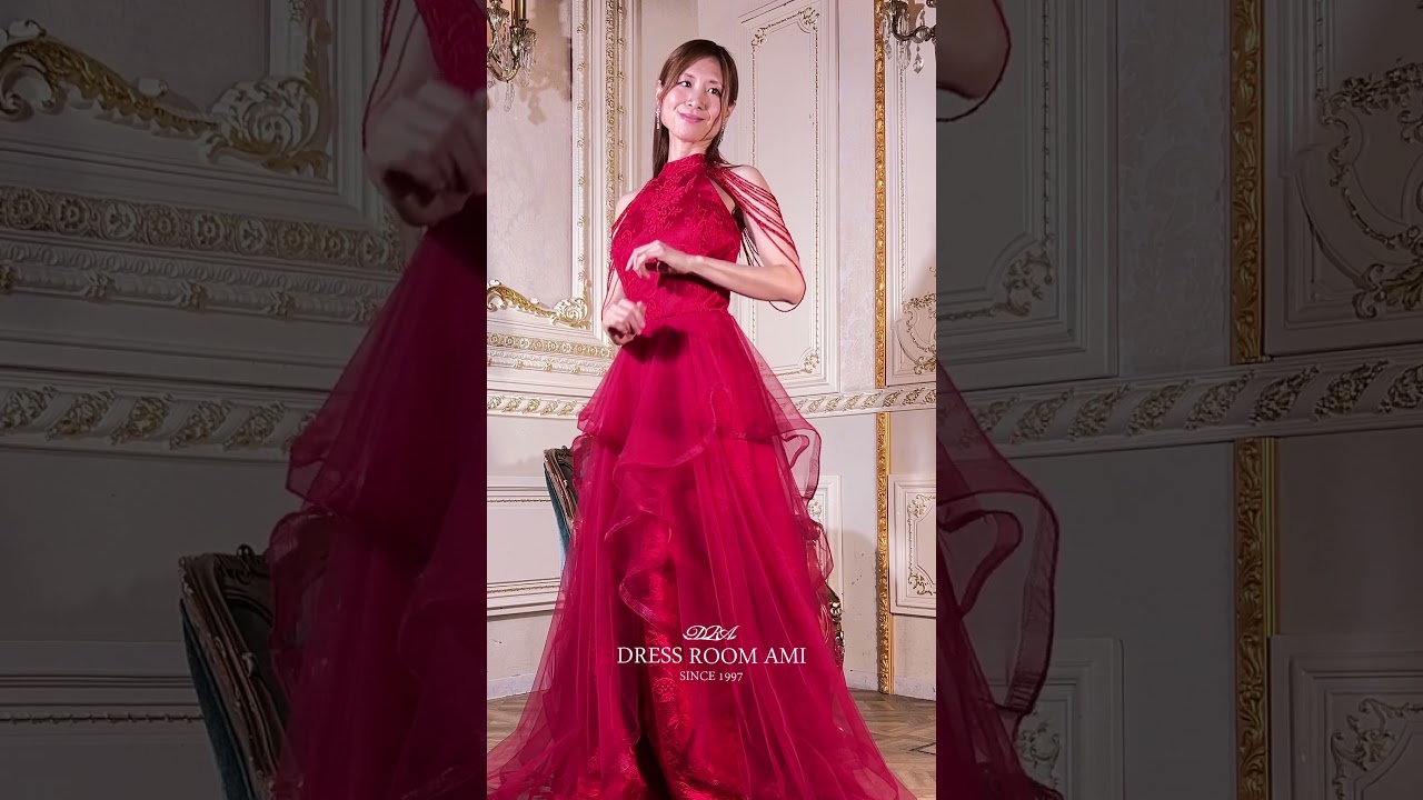 ワインレッドカラーのゴージャスホルターネックデザインの演奏会ロングドレス