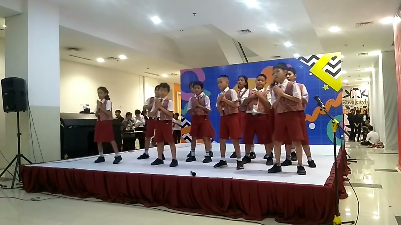 Kulihat Ibu Pertiwi  oleh Paduan Suara SD Mulia Wacana