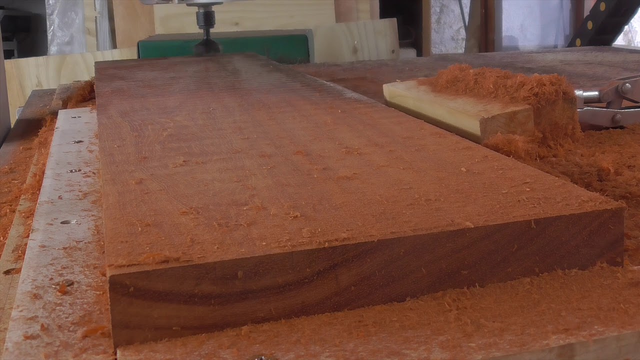 CNC de planeadora con madera de amaranto, palo rojo y nogal negro.