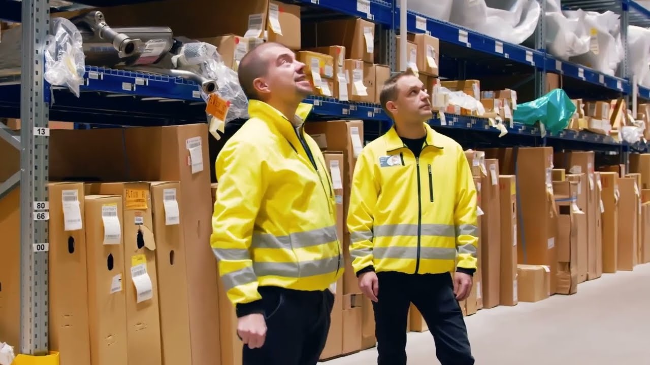 Asiakastarina: Hub logisticsin automaattitrukki vie oikeat tavarat oikeaan paikkaan