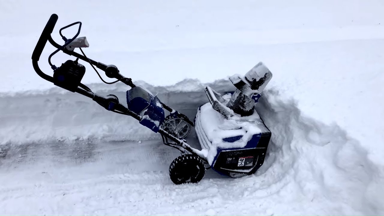 Snow Blowing SnowJoe ION18SB Lithium Snowblower