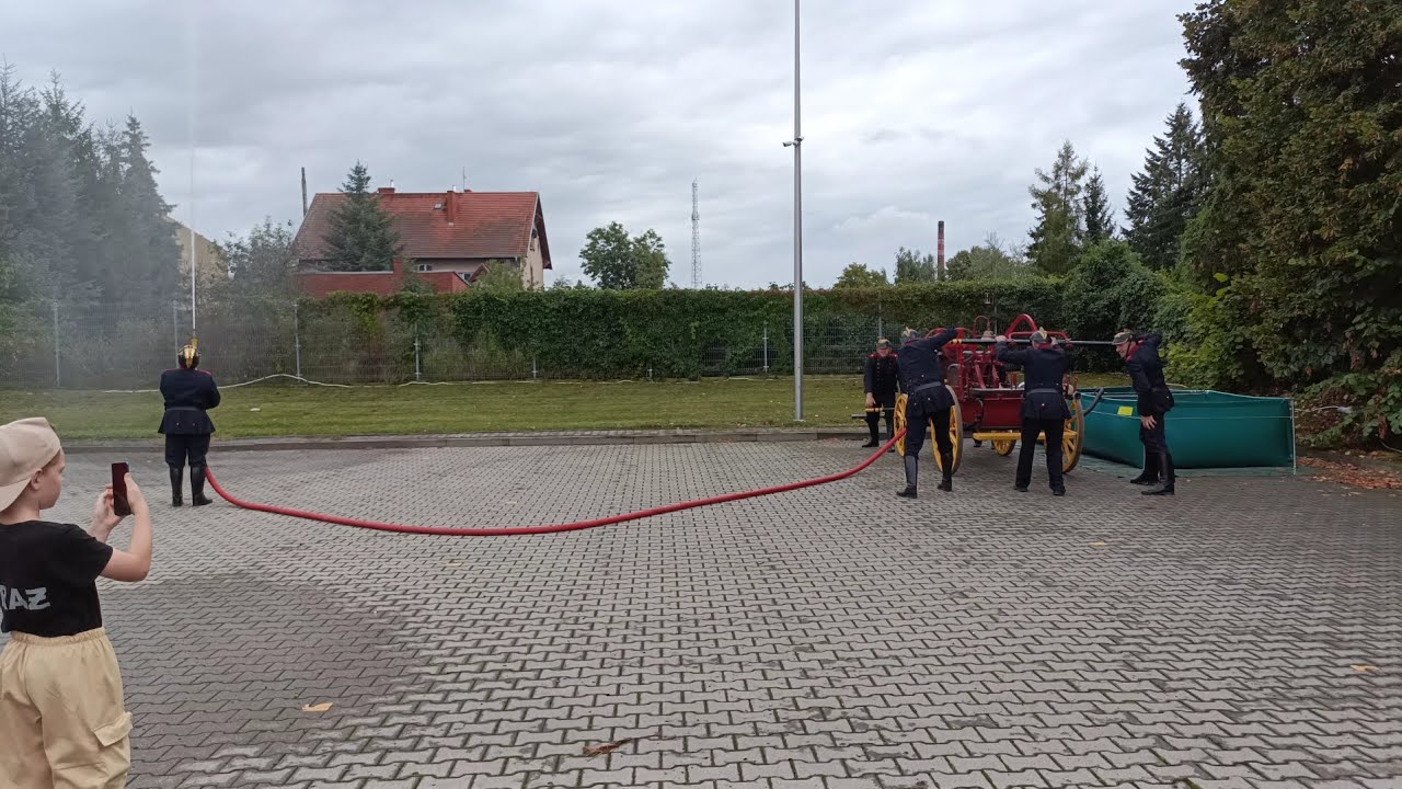 Pokaz strażackiej sikawki konnej. Obchody 140 lecia OSP Stęszew.