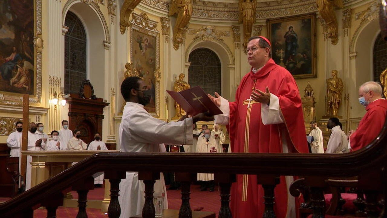 Le cardinal Lacroix éclaboussé par des allégations d’agressions sexuelles - reportage