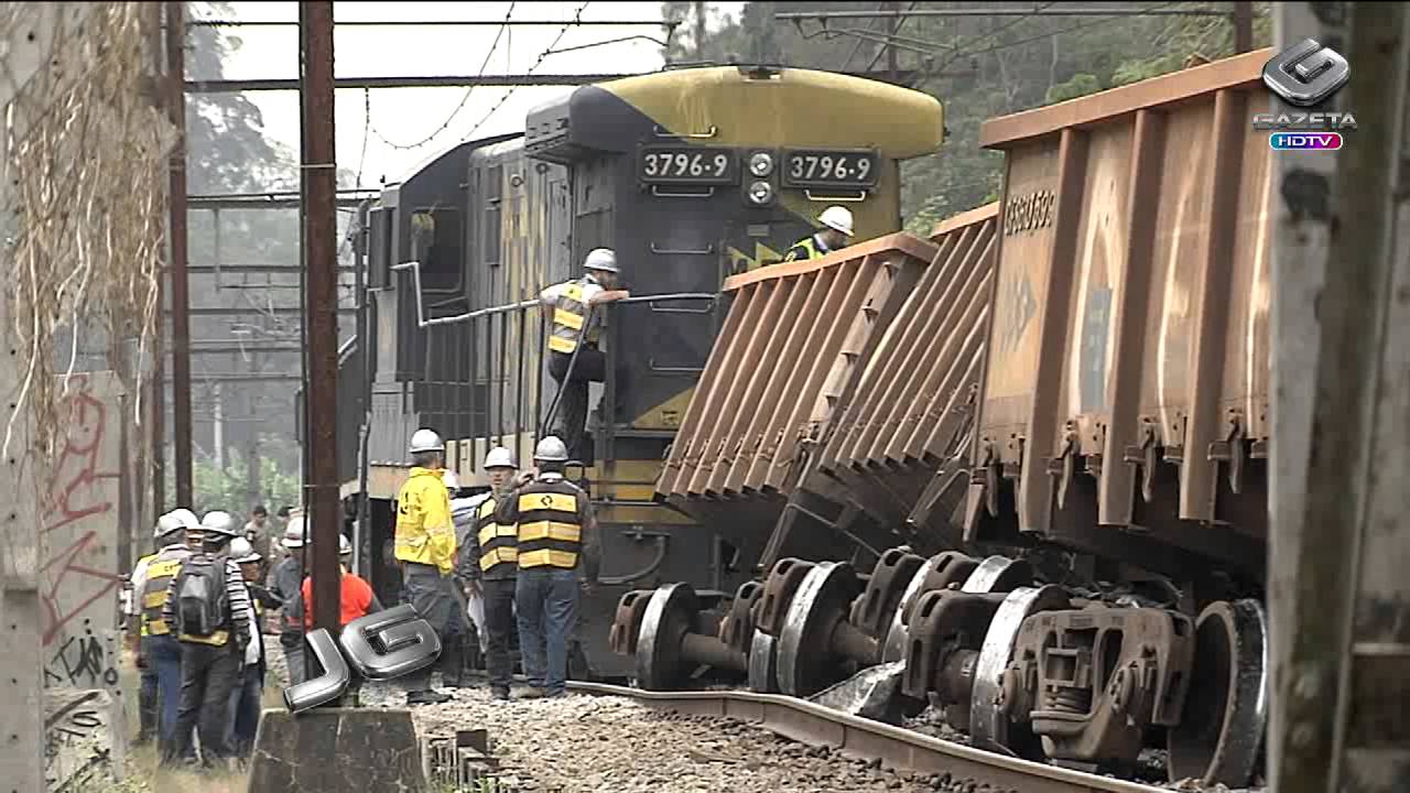 Trem de carga bate em outro da CPTM