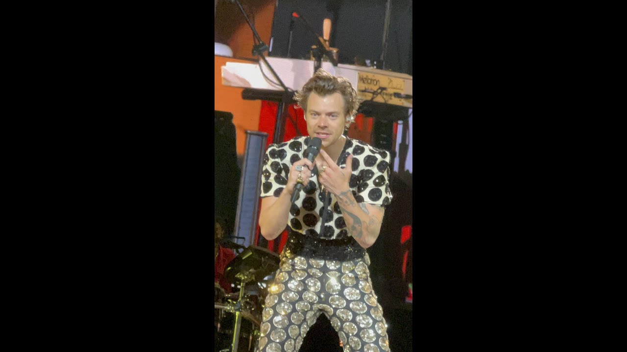 Harry interacting with the LOUDEST fan in Bangkok - Harry Styles Love On Tour Bangkok 03/11/2023