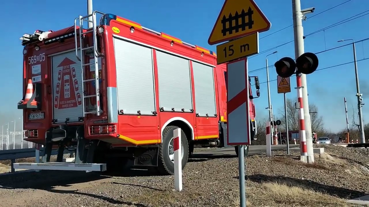 Dojazdy i przejazdy alarmowe w czasie pożaru nieużytków w Świebodzicach 23.03.2022