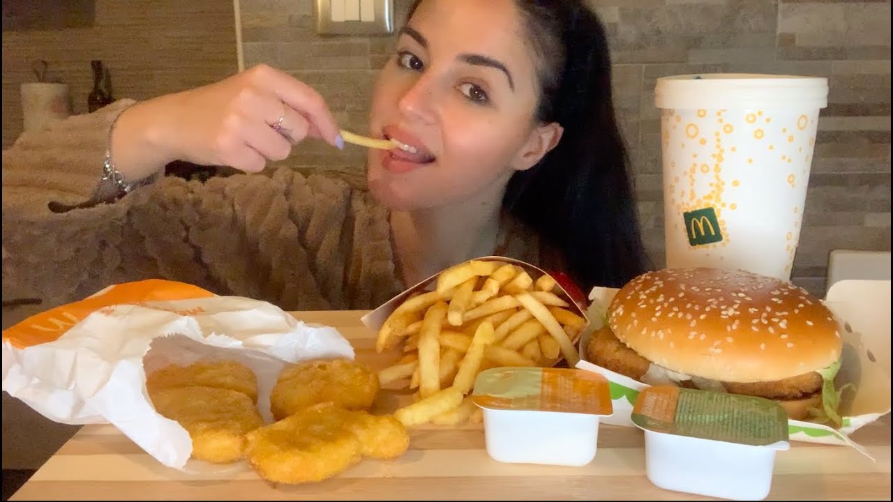 ASMR ITA | CURIOSITA' SUL MC DONALD'S MENTRE MANGIO UN MC CHICKEN MENU 😋🍔