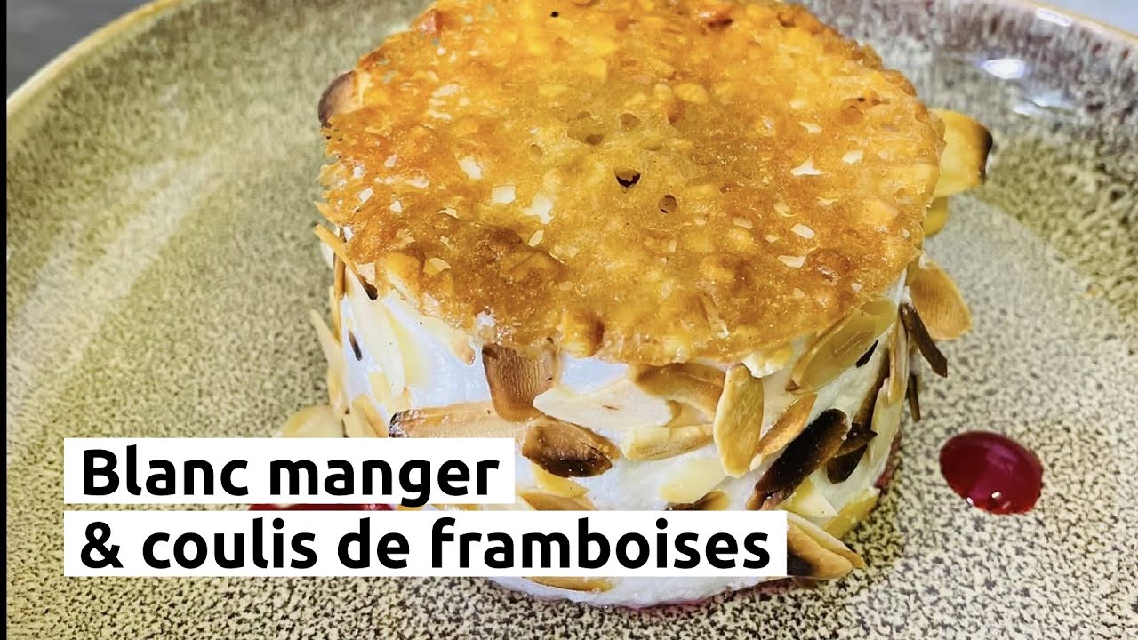 Blanc manger et coulis de framboises.