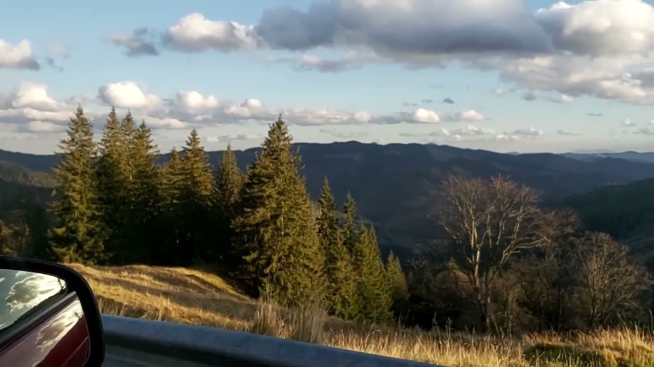Piatra Șoimului. Traseu turistic impresionant din munții Rarău, județul Suceava, România.