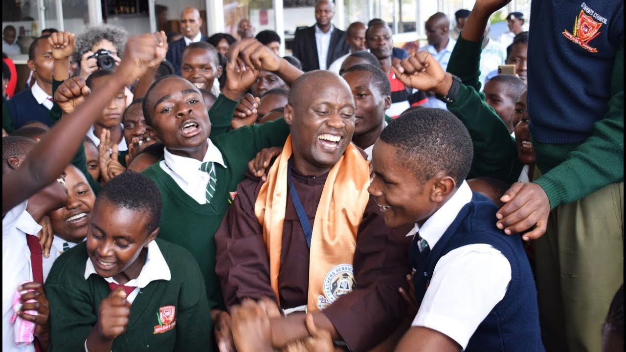 Heroic welcome for world's best teacher - Peter Tabichi