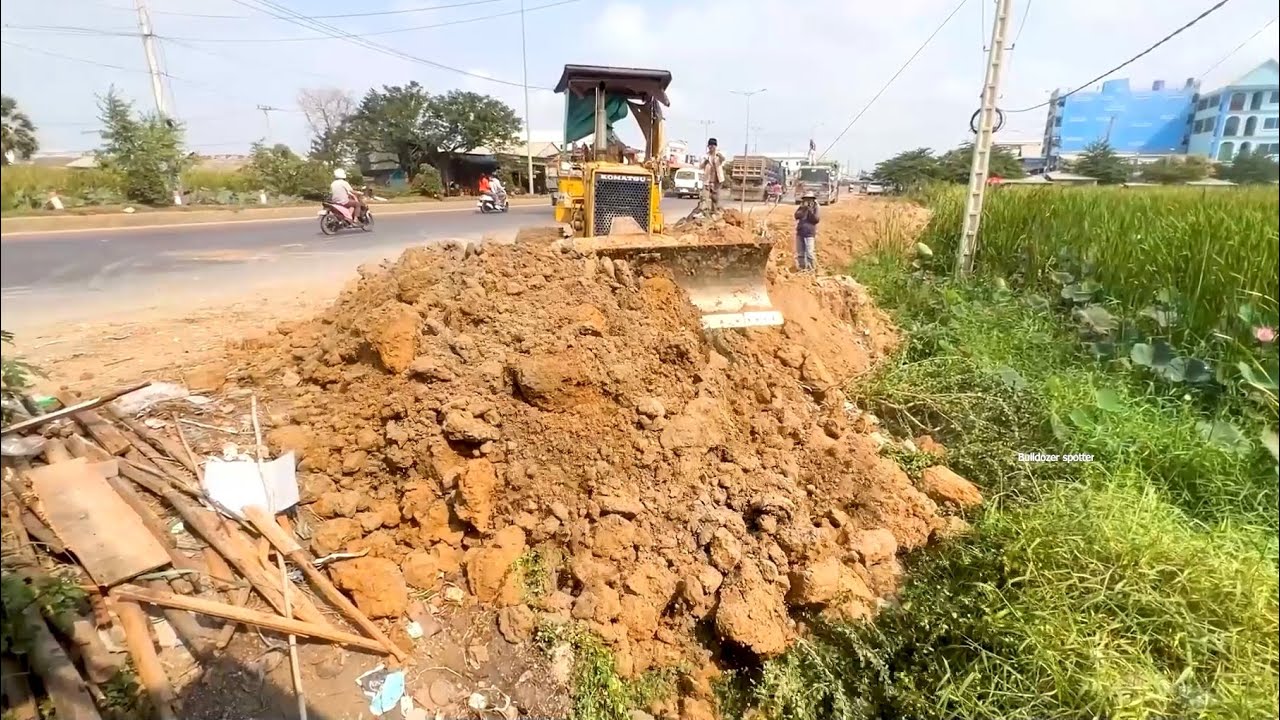 Nicely Action landfill by using Bulldozer Komatsu 31P working push soil & team dump truck unloading