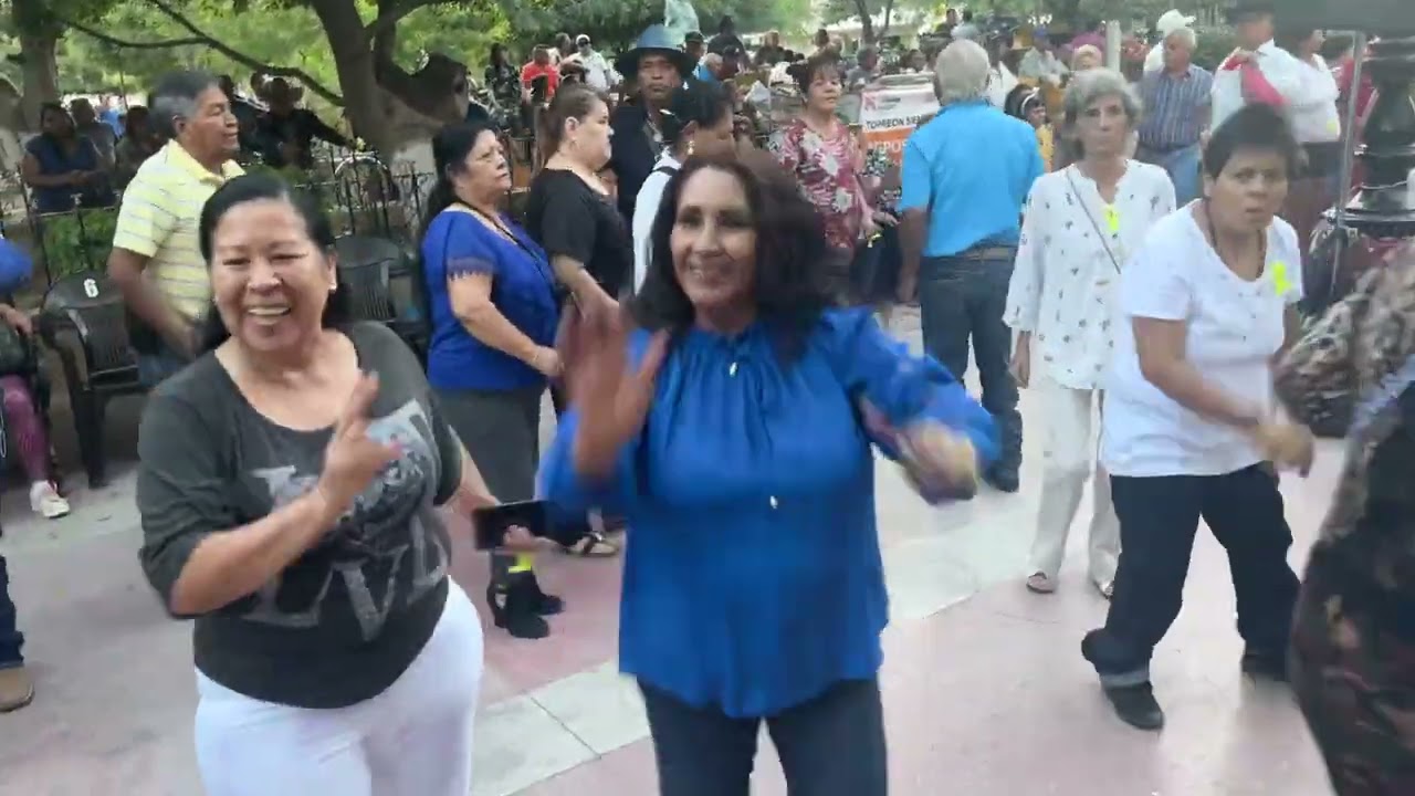 BAILECITO EN TORREÓN EN PLAZA DE ARMAS !