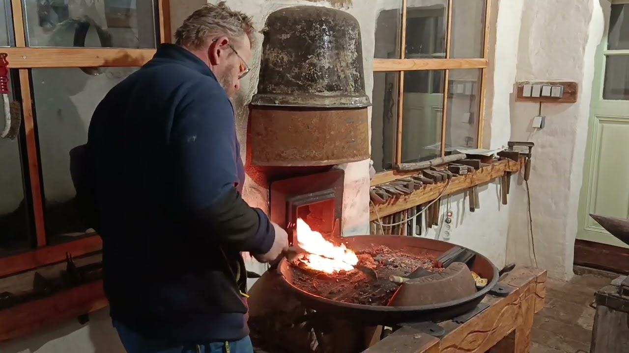 Kov&aacute;řsk&eacute; techniky: Kov&aacute;n&iacute; klemu z ruky bez z&aacute;pustky.