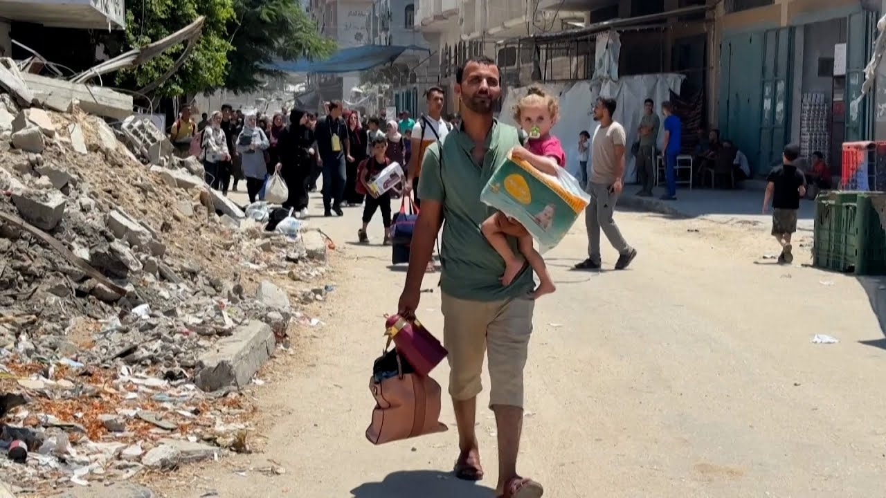 مواطنون ينزحون من مخيم البريج وسط قطاع غزة بعد تهديد وقصف الاحتلال إسرائيلي