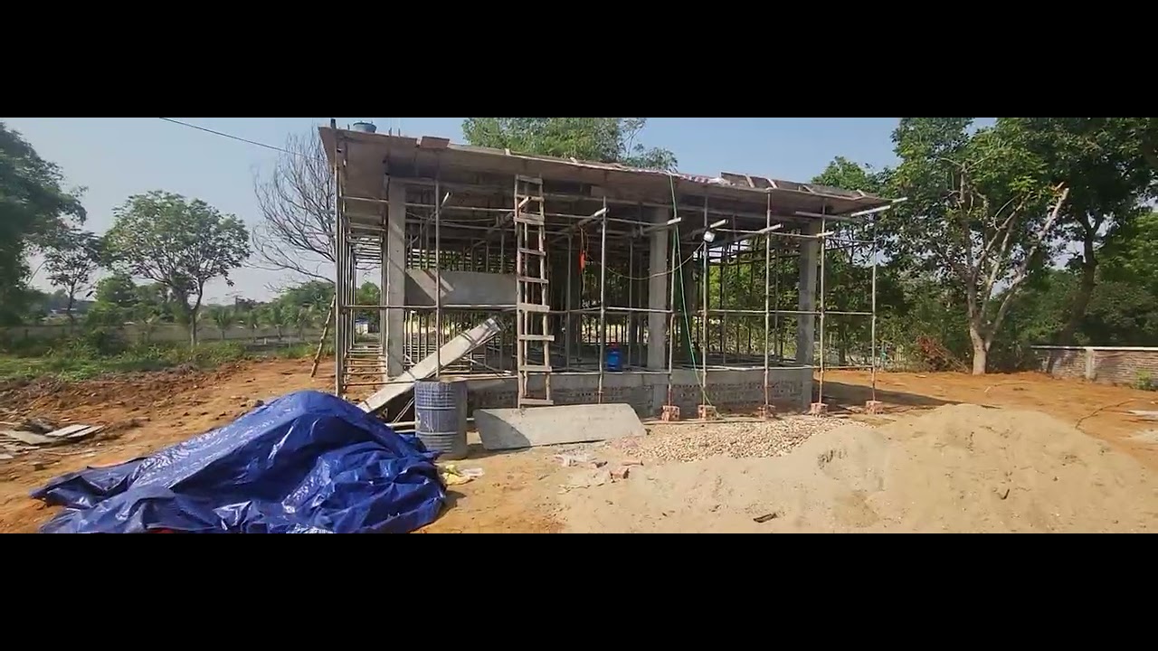 Ngày chủ nhật cuối tuần lên thăm công trình, các cháu đã bắn xong tường rào. 